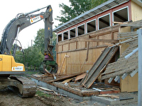 ...und ewig droht der Baggerzahn - Abbruch des Kindergarten-Pavillons.