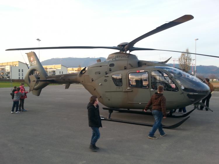 Ein Helikopter auf dem Pausenhof. Sachen gibt's...