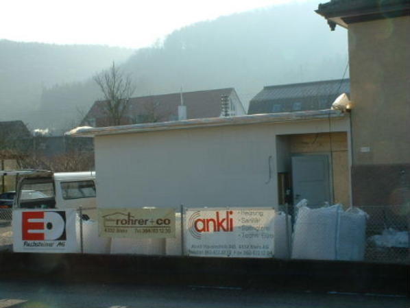 Der Anbau bekommt Farbe (17. Januar 2003). 
