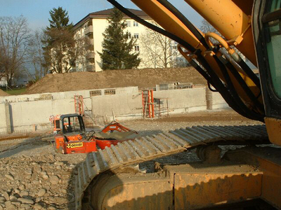 Stand der Bauarbeiten im Januar 2005. Die Neubauten sind 4-geschossig mit einem zusätzlichen Attikageschoss.