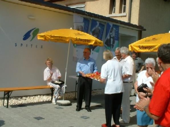 Die symbolische Schlüsselübergabe (Der Schlüssel ist ein feiner Butterzopf).
