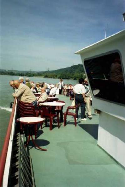 Die Seniorinnen und Senioren geniessen sichtlich die Schiffsreise.
