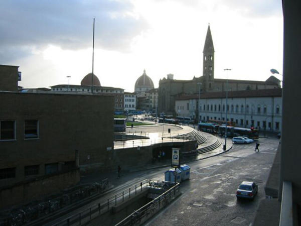 Blick aus dem Hotelzimmer (links der Bahnhof, in der Mitte die Altstadt).

