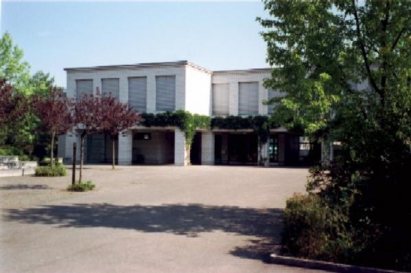 Das Brotkorbschulhaus im Sommer 2000.

