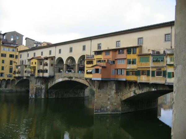 Die alte Brücke von Florenz namens Ponte Vecchio.
