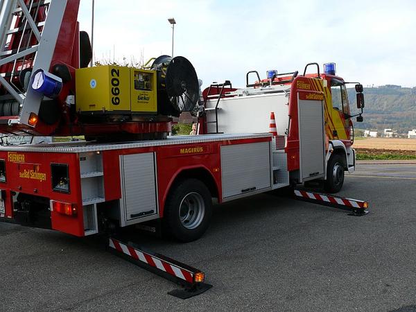 Die Feuerwehrkollegen aus der Nachbarstadt Bad Säckingen präsentieren die top moderne Autodrehleiter.
