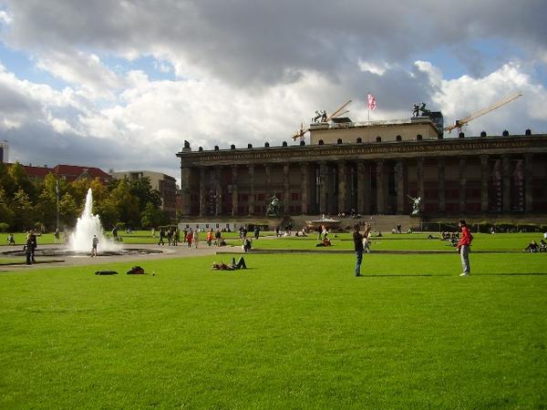 Im Ostteil der Stadt sind trotz Krieg und Zerstörung einige historische Gebäude erhalten geblieben.