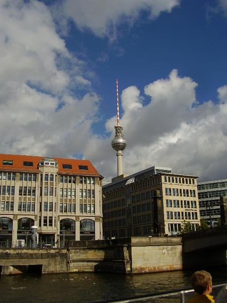 Der Besuch des Berliner Fernsehturms beim Alexanderplatz gehört zum Pflichtprogramm einer ersten Berlin Visite.
