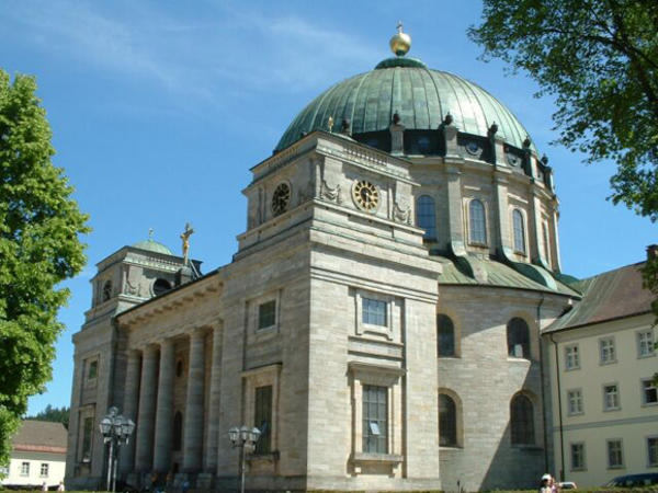Die drittgrösste Kuppelkirche Europas prägt St. Blasiens eindrucksvolles Stadtbild. Ein grossartiges Beispiel sakraler Architektur; unter Fürstabt Martin Gerbert II erbaut und 1783 eingeweiht. 
