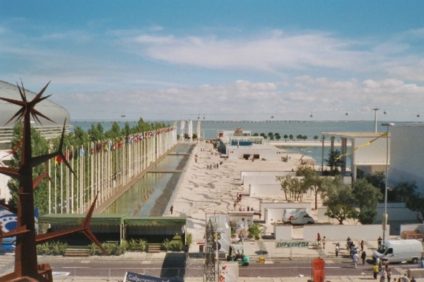 Im Hintergrund ist die rund 16 Kilometer lange Verbindungsbrücke zum Süden Portugals zu erkennen - die zweitlängste Brücke in Europa ist übrigens nach dem grossen Seefahrer Vasco da Gama benannt. Wir hoffen, dass Ihnen der Abstecher an den Atlantik gefallen hat.
