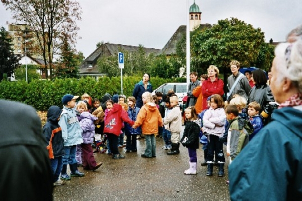 Der Neubau eines Dreifachkindergartens naht. Besammlung zum Spatenstich am 25. September 2002.