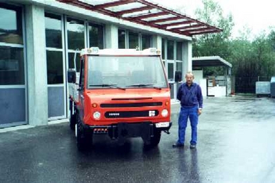 Der Gemeindewerkleiter Jakob Glauser und sein neues Arbeitsgerät.
