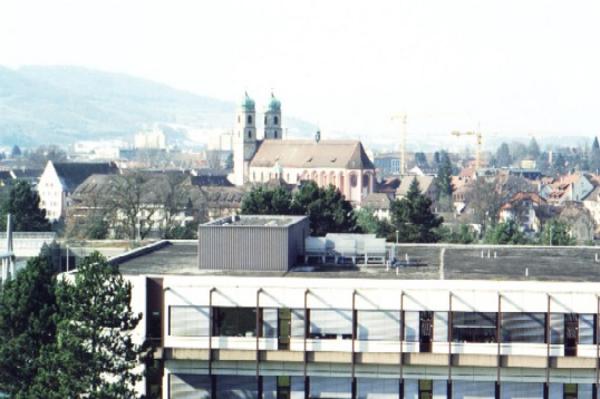 Ein nicht alltäglicher Betrachtungswinkel des Münsters. Das Gebäude im Vordergrund beheimatet einen Teil der Labors.
