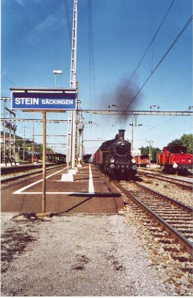 Wegfahrt mit angehängten Personenwagen.
