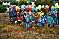 Vorführung der Kindergartenschüler auf dem Areal der zukünftigen Kindergartenanlage der Gemeinde Stein.