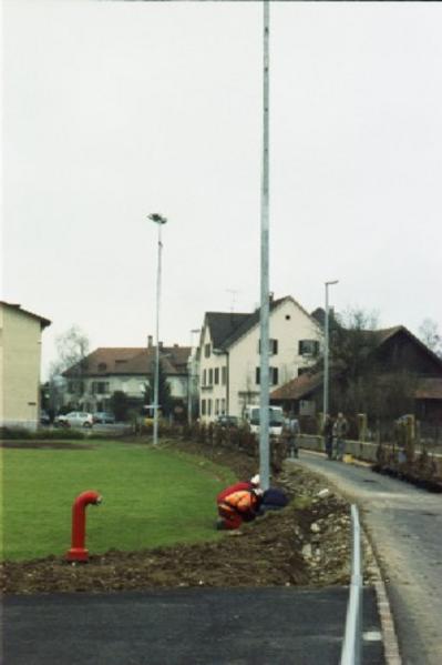 Der letzte Mast hat seinen Standort gefunden.
