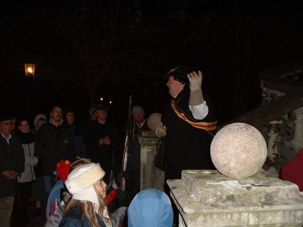 Der Rundgang endet nach über zwei Stunden beim Trompeter-Schloss, wo die Trompeterin von Säckingen ein Musikstück zum Besten gab.