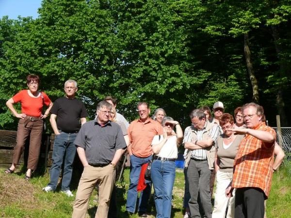 Der Präsident der Schützengesellschaft der beiden Gemeinden informiert über die neuen umweltfreundlichen Kugelfänge.