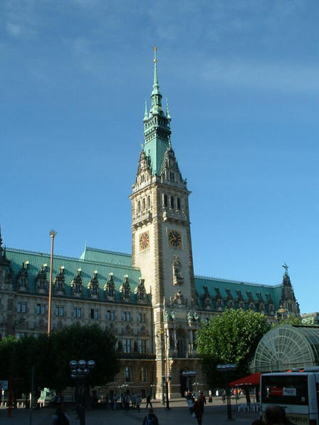Das Rathaus der Hansestadt Hamburg. Es beherbergt sowohl das Parlament (Bürgerschaft) als auch die Regierung (Senat).
