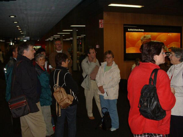 Vom 30. September bis 2. Oktober 2005 besuchte der Gesamtgemeinderat anlässlich einer privaten Reise die Hansestadt Hamburg. Warten auf den Abflug in Basel.
