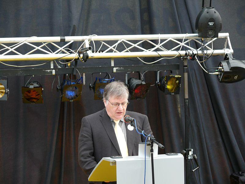 Hanseueli Bühler führt durch die Einweihungsfeier.