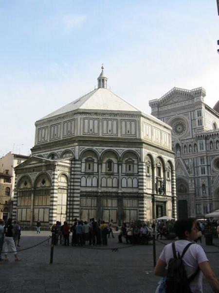Der Dom (Santa Maria del Fiore) mit der Taufkirche (Baptisterium S. Giovanni) im Vordergrund.
