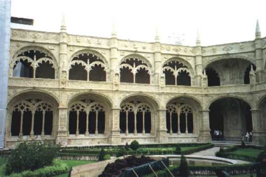 Der Innenhof - die gesamte Fantasie der manuelinischen Kunst ist im Hieronymitenkloster vereint.
