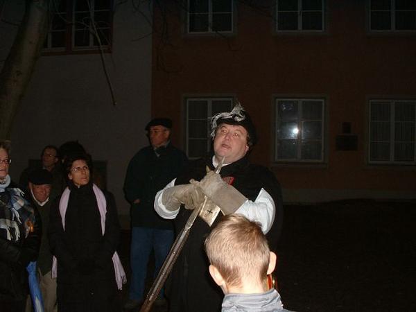 Der Nachtwächter von Säckingen, Hans Martin Vögtle, im historischen Gewand. Am 30. November 2003 liessen sich 65 Steinerinnen und Steiner in die Vergangenheit der Stadt entführen. 

