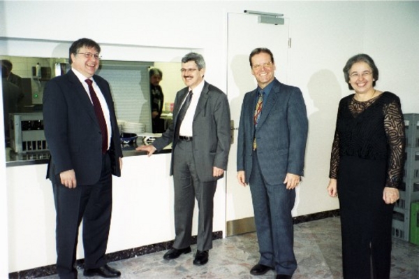 Im Anschluss an den offiziellen Festakt stand das Kulturgebäude zur freien Besichtigung offen (Gemeindeammann Hansueli Bühler, Regierungsrat Roland Brogli, Vizeammann Hugo Sacher und Gemeinderätin Anni Sandoz, v.l.n.r).
