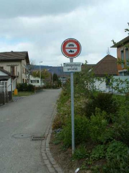 Das Dorfzentrum ist mit einer weiträumigen Zufahrtsbeschränkung für transitierende Motorfahrzeuge belegt. 
Diese Fotoserie entstand auf Wunsch des Aargauer Baudirektors Peter C. Beyeler, welcher die Massnahmen in Stein offensichtlich für gelungen hält.
