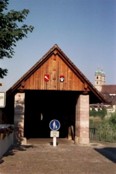 Der Schweizer Brückenkopf mit den Wappen von Stein und Bad Säckingen. 