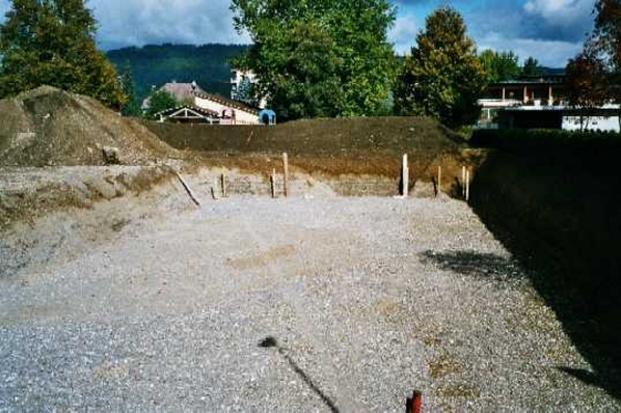 Die mächtige Baugrube ist ausgehoben (Oktober 2002).