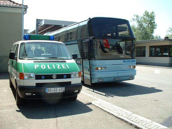 Grenzübertritt nach Deutschland bei Waldshut. Das Bild täuscht - die Gesellschaft blieb von der Polizei unbehelligt.
