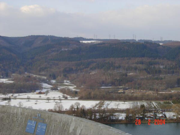 Über dem Rhein geht es nach Deutschland.
