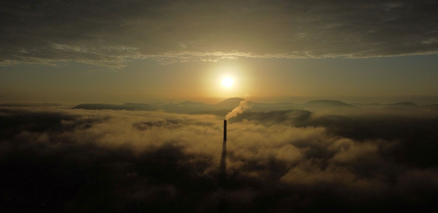 Rocheturm im Nebel