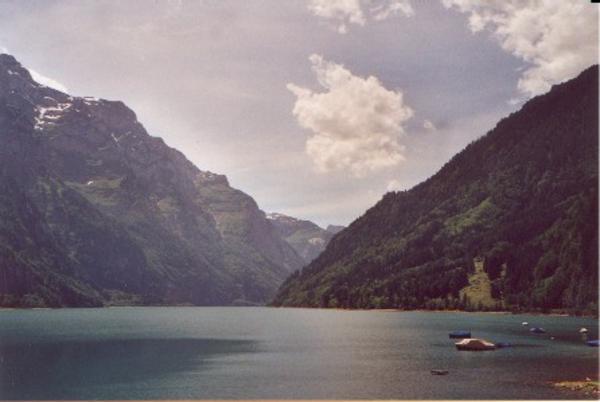 Das Klöntal ist das grösste westliche Seitental des Glarner Haupttales, des Linthtales. Es erstreckt sich vom Pragelpass (1550m ü. M.) rund 16 km in etwa östliche Richtung bis nach Riedern zwischen Glarus und Netstal. Am Pragel entspringt der Talabfluss, der als Chlön in den Klöntalersee mündet. Nach dem See fliesst der Bach unter dem Namen Löntsch talauswärts Richtung Netstal der Linth zu.
