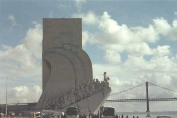 Das "Padrão dos Descombrimentos". Eine Ehrung der Stadt Lissabon an alle Portugiesen, die an den langen Seefahrten während des XV und XVI Jahrhunderts teilgenommen haben. Dieses Denkmal der Entdeckungen wurde 1960 errichtet. Die Figur, die eine kleine Karavelle hält, stellt Heinrich den Seefahrer dar. Ihn umgeben 21 Personen, die in der Zeit der Entdeckungen ebenfalls zu Ruhm gekommen sind.
