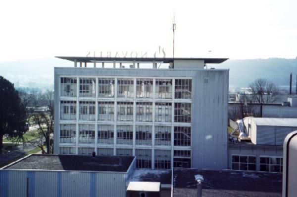 Blick auf das höchste Gebäude im Werk (Bau 110, Kapseln-Produktion), von dessen Dach aus viele der folgenden Aufnahmen gemacht wurden. 
