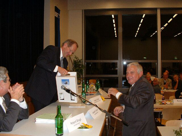 Zum Dank erhielten die Podiumsteilnehmer guten Aargauer Wein.