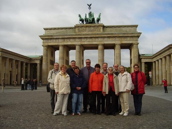 Die ganze Reisegesellschaft.
