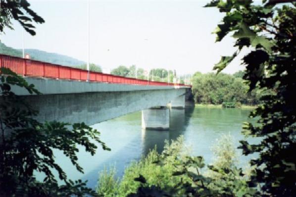 Blick entlang der Fridolinsbrücke.
