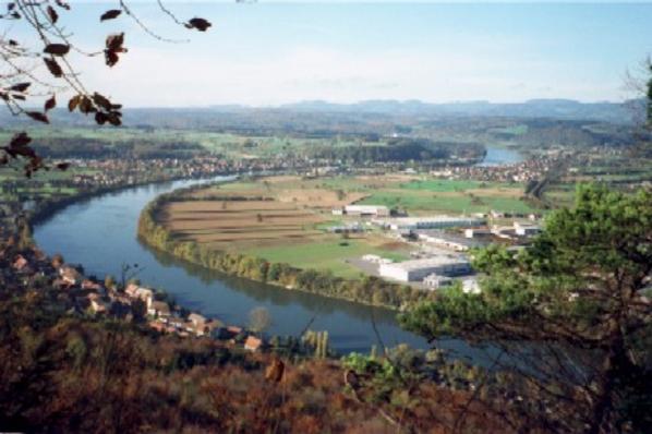 Der Rhein schlängelt sich friedlich in Richtung Basel.
