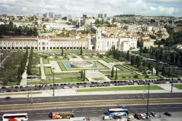 Panorama der Stadt mit dem Hieronymitenkloster im Vordergrund. Aufgenommen vom 53 Meter hohen Monument "Padrão dos Descombrimentos".
