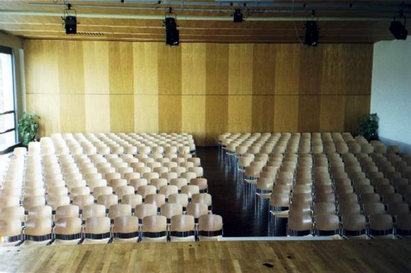 Der Saal mit Konzertbestuhlung (Kapazität rund 400 Plätze).
