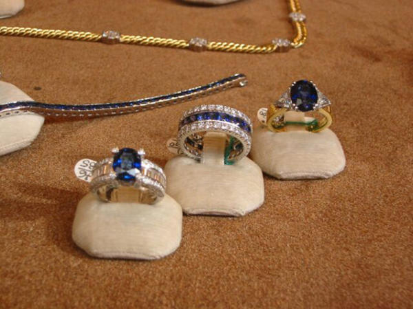 Schmuck und...
