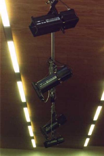 Hightech hängt über der Bühne.