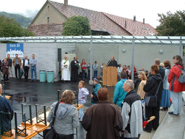 Am 30. August 2003 fand die Einweihungsfeier für den neuen Dreifachkindergarten statt.
