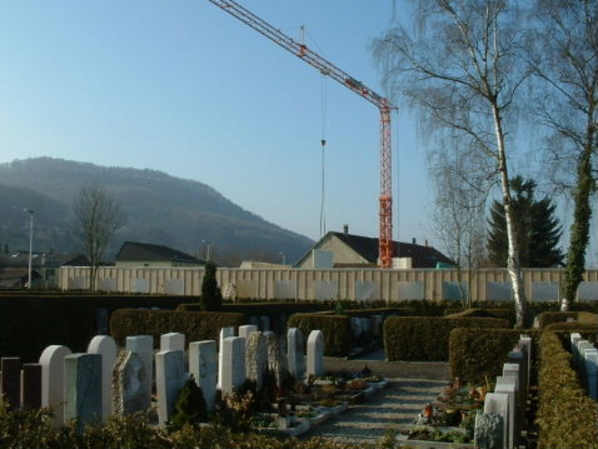 Eindrückliche Fassadenfront. Blick aus Richtung Schulstrasse.
