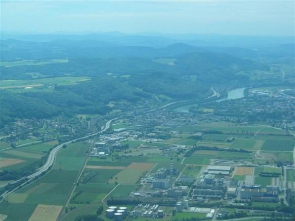 Am unteren Bildrand die Industrieanlagen der Firma DSM AG (vormals Roche AG).