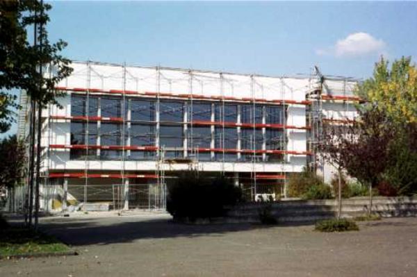 Die neue Fassade ist noch durch das Baugerüst verdeckt.
